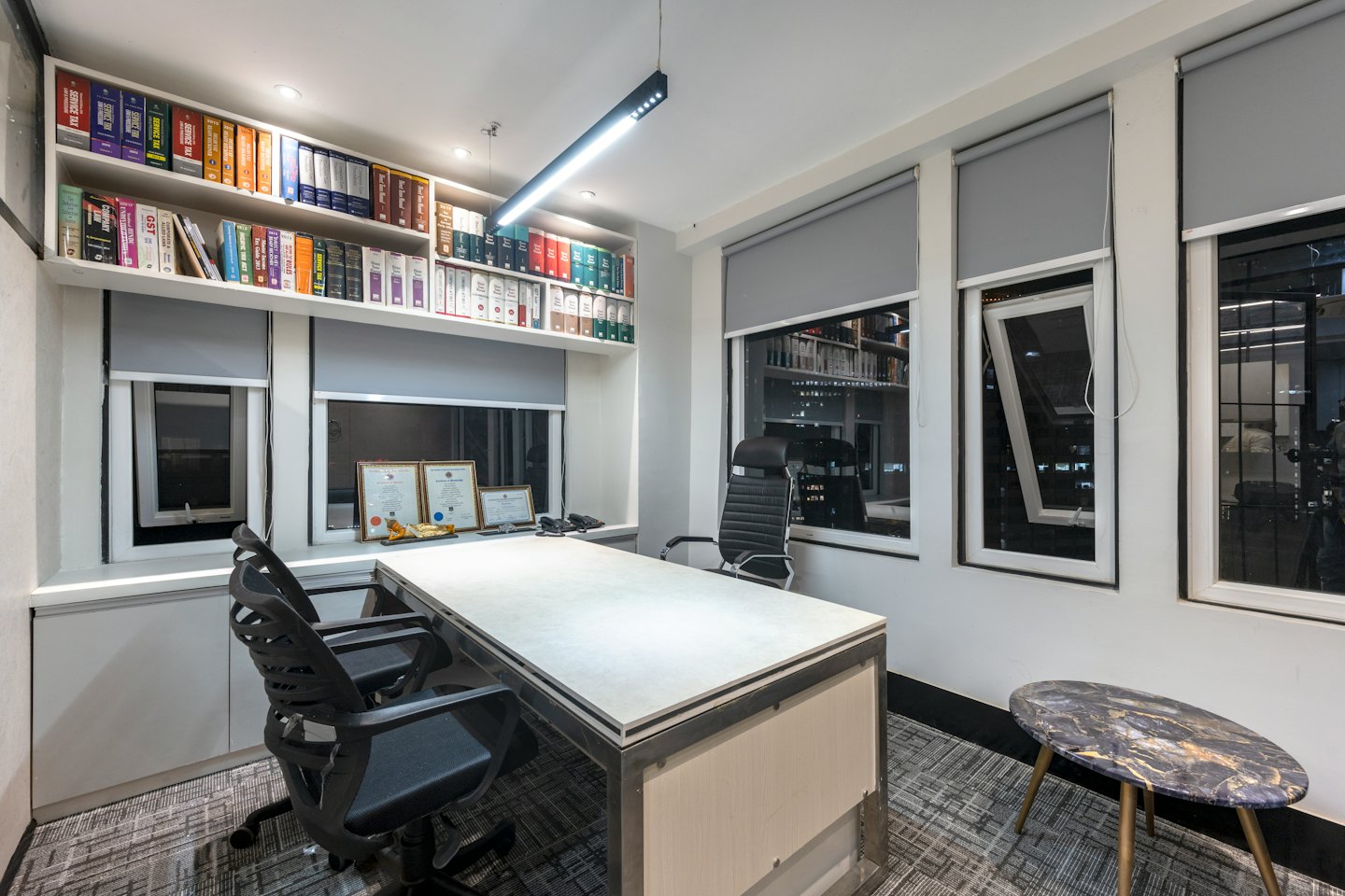 Professionelles Büro mit großem Schreibtisch und Bücherregalen einer Anwaltsbibliothek.